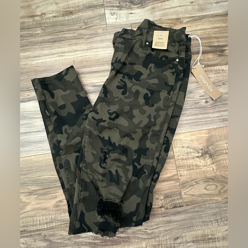 NWT! Camo Distressed Kara Skinny Jeans (10)